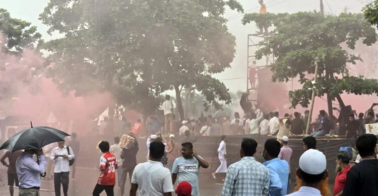 শেখ হাসিনার পলায়নের প্রতীকী হেলিকপ্টার সদৃশ বেলুনে আগুন, আহত ১০