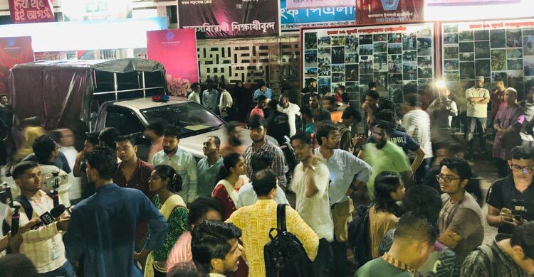 বাম-শিবির মুখোমুখি স্লোগানে উত্তপ্ত ঢাকা বিশ্ববিদ্যালয়