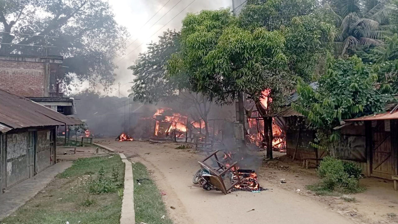 খাগড়াছড়িতে অবরোধকারীদের সঙ্গে সংঘর্ষে মেজরসহ ১১ সেনাসদস্য আহত