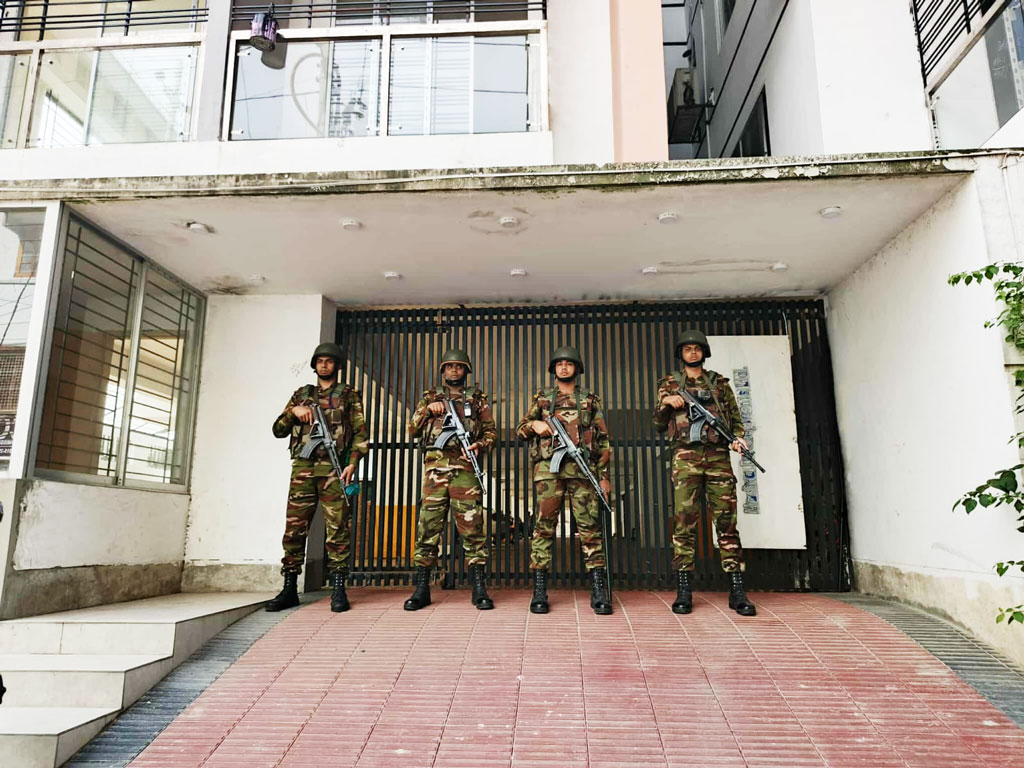 হাজি সেলিমের বাড়িতে যৌথ বাহিনীর অভিযান, ৬টি গাড়ি উদ্ধার