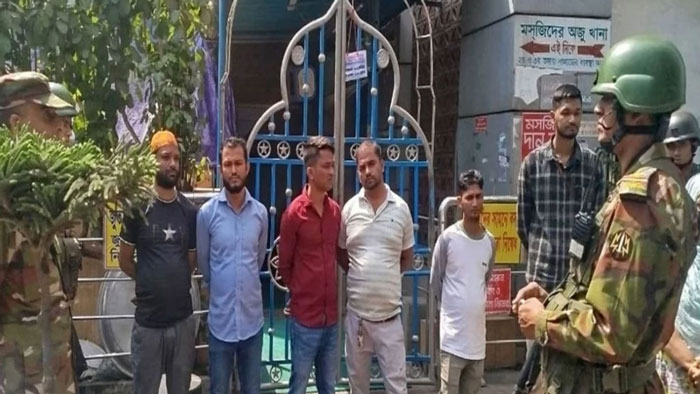 দালালের দৌরাত্ম্য বন্ধে ঢাকা মেডিকেলে যৌথ অভিযান, আটক ৪৯