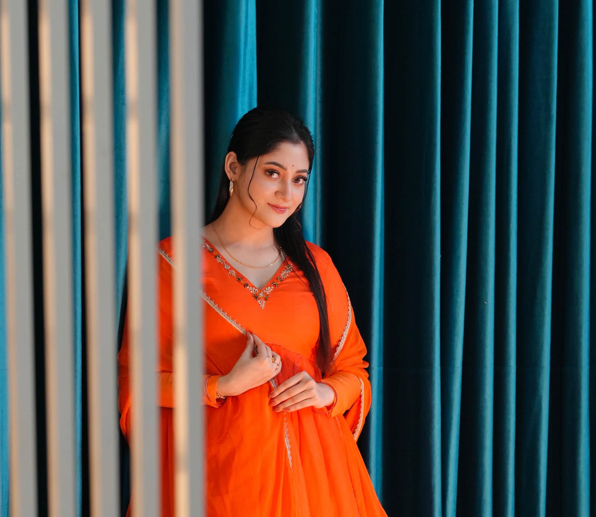 কমলা রঙে পূজা চেরী, দিলেন ইঙ্গিত